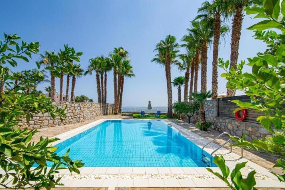 One Bedroom Villa with Private Pool and Sea View - Photo 2