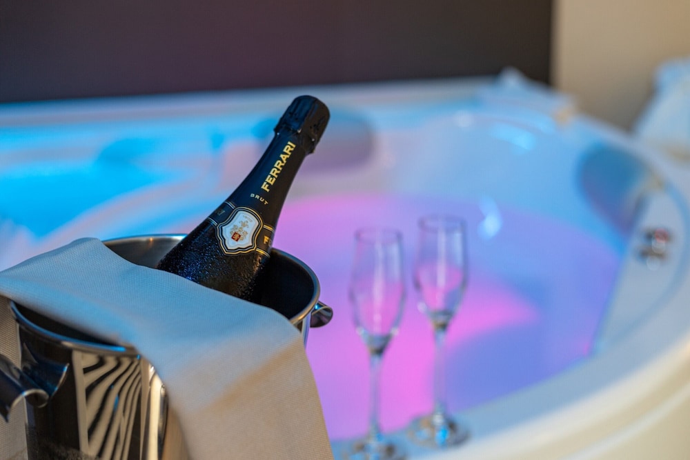 Romantic Studio Suite, 1 Queen Bed, Hot Tub, Sea View photo 2