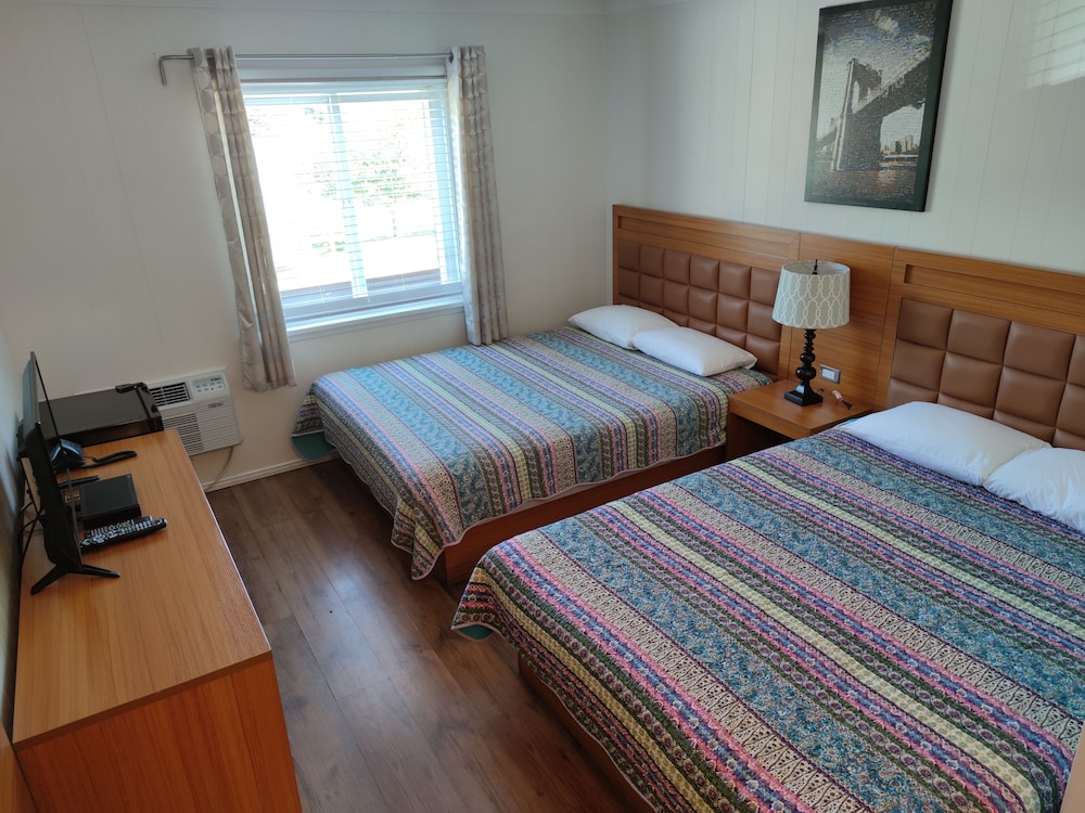 Basic Room, 2 Queen Beds photo 2