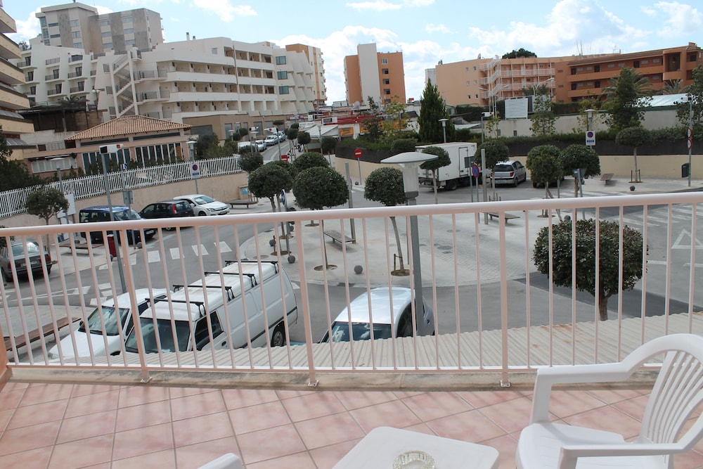 Habitación Triple Clásica con Terraza