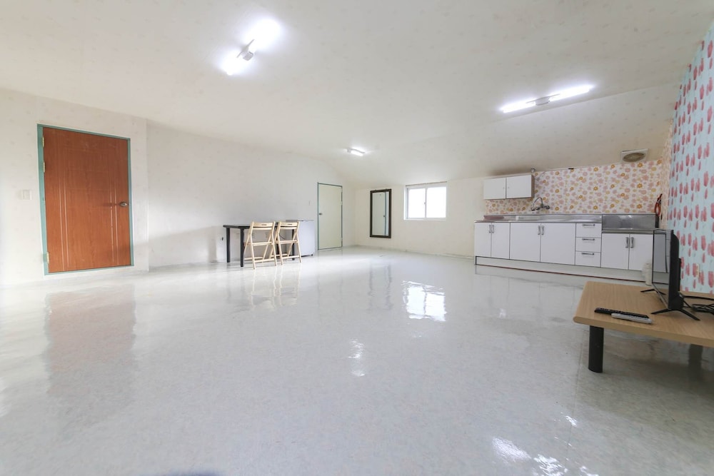 Family Room (14 Ppl) photo 1