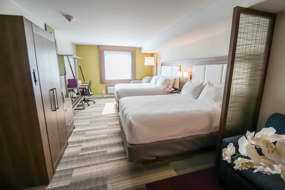 Suite, 2 Queen Beds, Pool View (Additional Living) photo 3