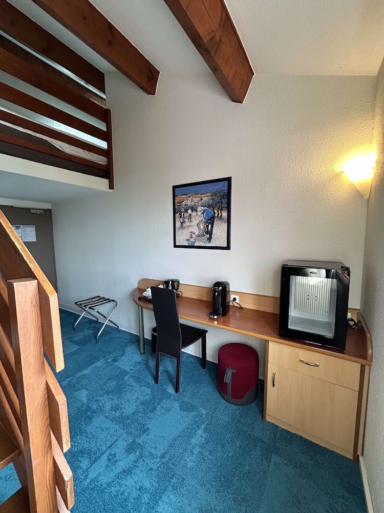 Standard Room, Multiple Beds - Photo 4