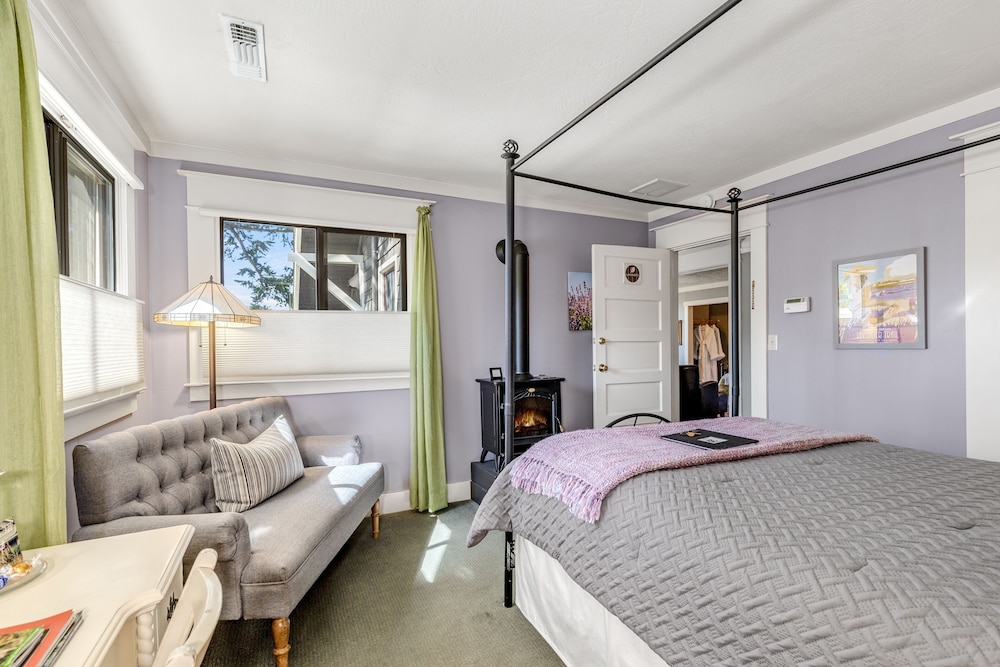 Lavender (Deluxe Room, Private Bathroom, Mountain View)