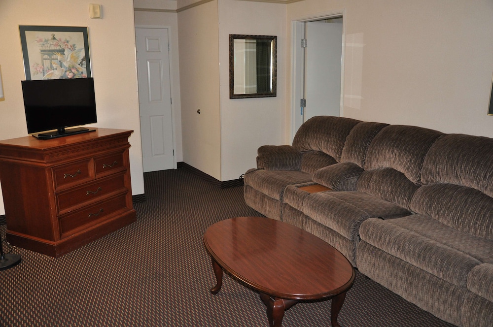Suite, Multiple Beds, Non Smoking, Refrigerator & Microwave (with Sofabed) photo 3