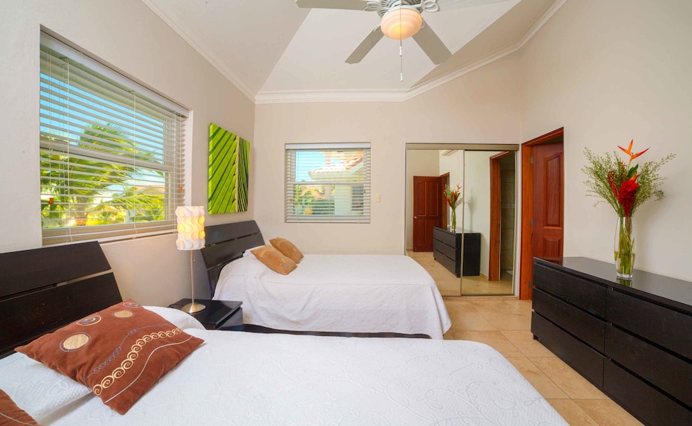 Exclusive Penthouse, 2 Bedrooms, Pool View, Beachside