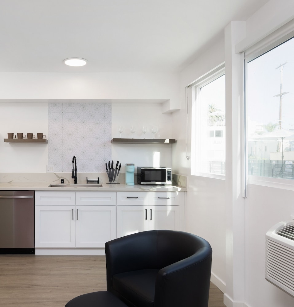 Deluxe Suite Full Kitchen, 1 King (Self Check-In with Virtual Front Desk)