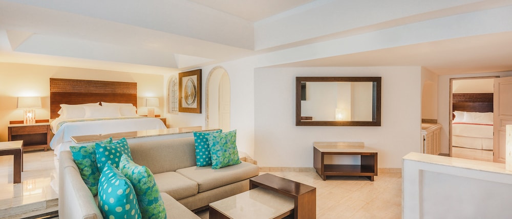 Infinite Ocean Front Two Bedroom Master Suite (1K+2Q) - Photo 6
