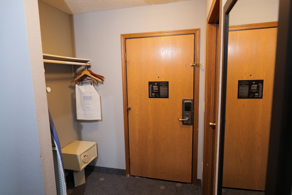 Room, 1 King Bed, Non Smoking - Photo 13