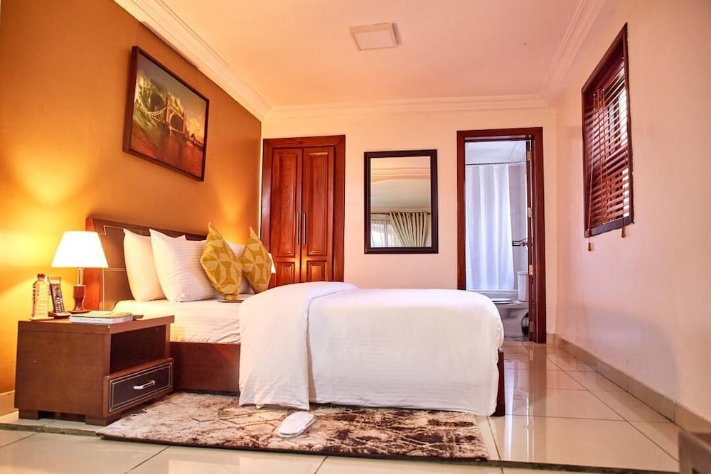 Executive Suite, 1 Queen Bed, City View photo 1