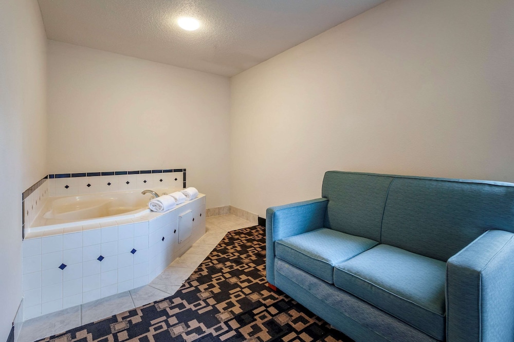 Suite, 1 King Bed, Non Smoking, Hot Tub - Photo 6