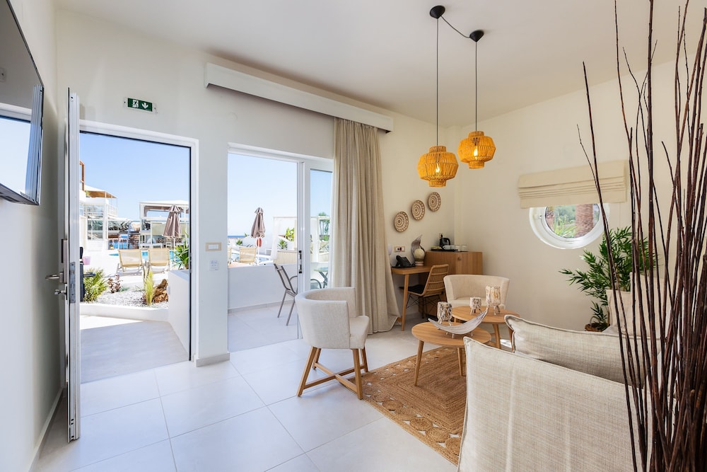 Superior Room with Side Sea View - Photo 3