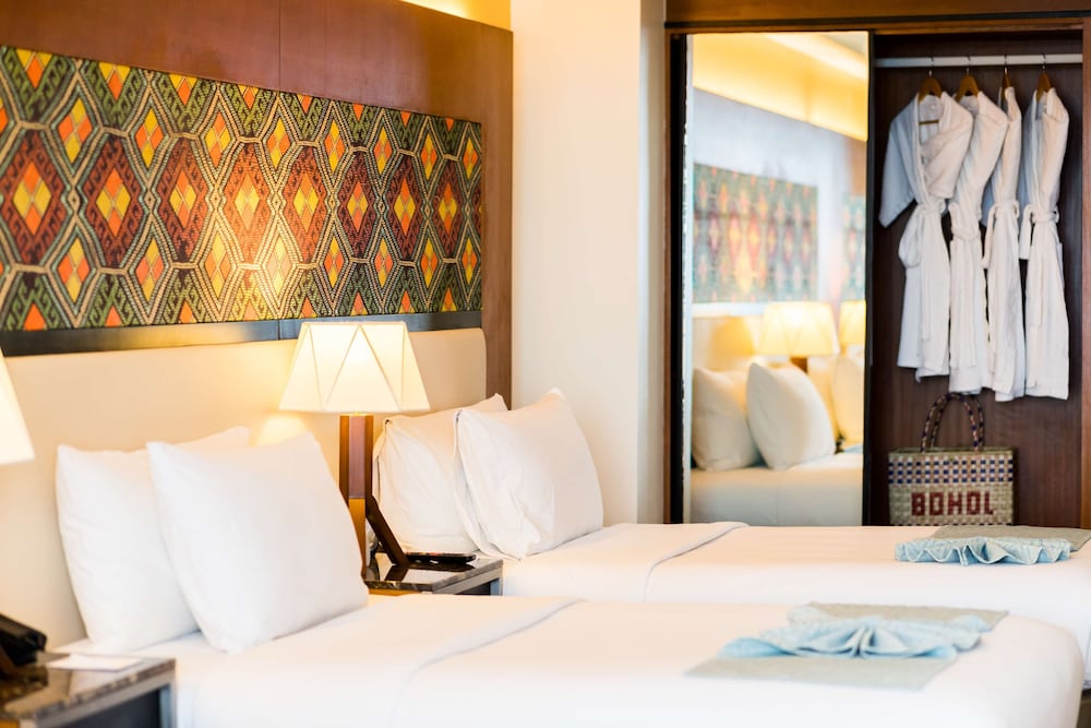 Family Quadruple Room, Multiple Beds, Non Smoking, Balcony (1 queen and 2 double beds) - Photo 3