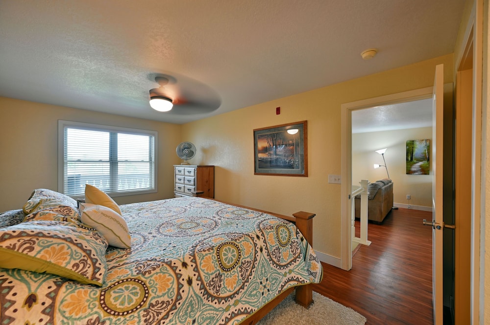 Condo, 2 Bedrooms photo 2