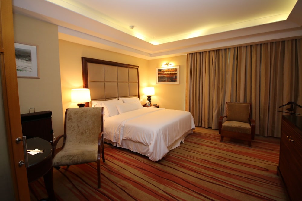 Executive Suite, 1 King Bed, City View, Poolside photo 2