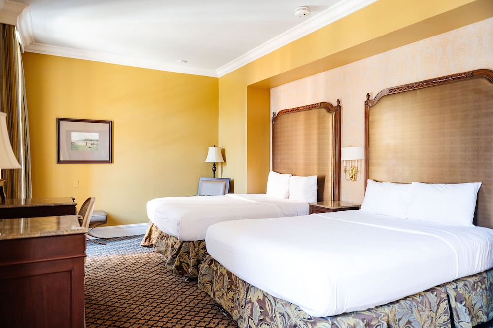 Double Queen Room (24/7 Front Desk) - Photo 23