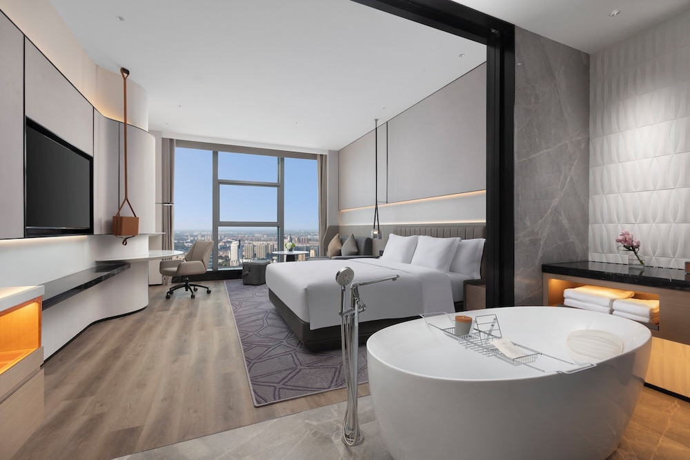 Premium Room, 1 King Bed, Accessible Bathtub, Club Lounge Access