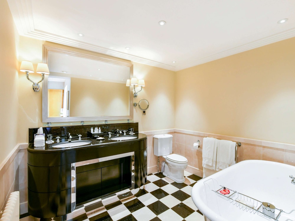 Suite, 1 King Bed With Sofa Bed, River View thumbnail 6