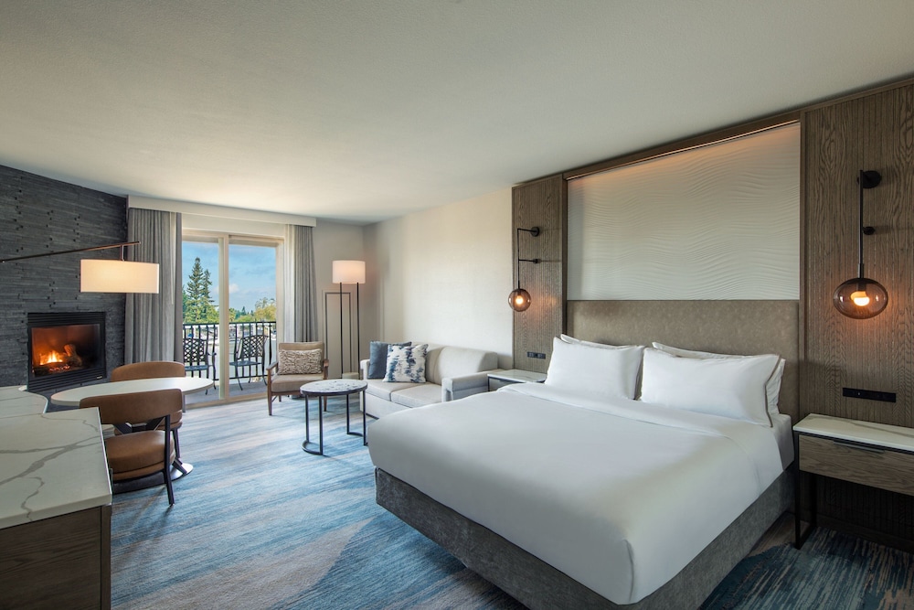 Deluxe Room, 1 King Bed with Sofa bed, Balcony - Photo 1
