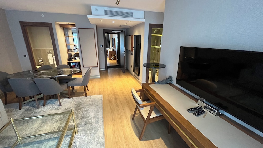 Three-Bedroom Apartment photo 1