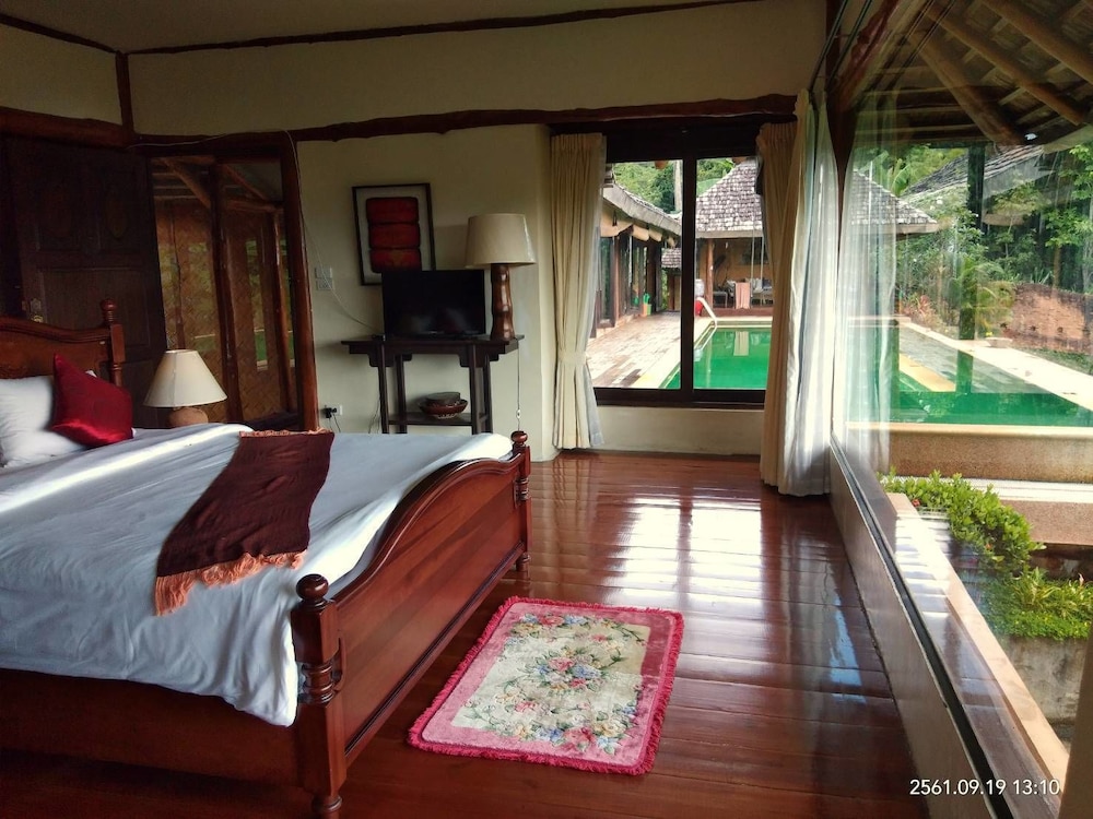 Design Suite, 1 King Bed, Mountain View, Poolside