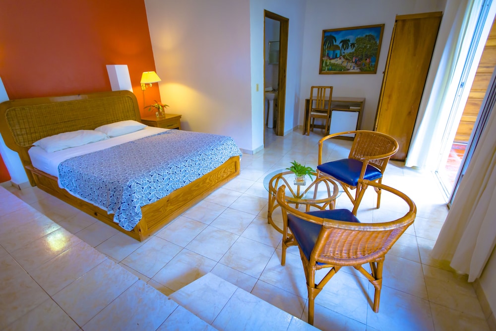 Room, 1 Queen Bed (with Air Conditioning)