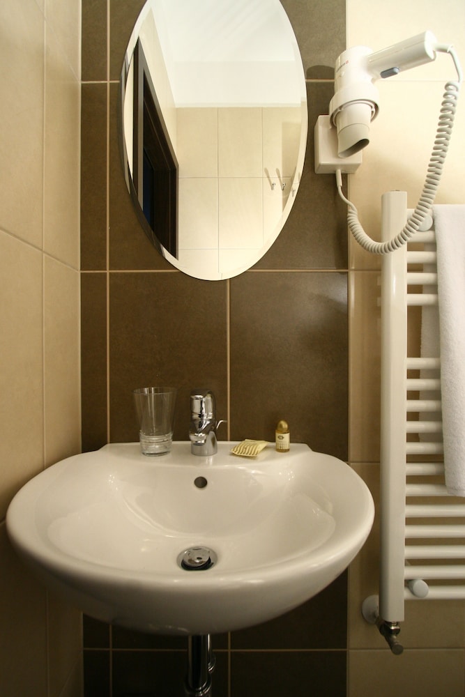 Double Room - Photo 7