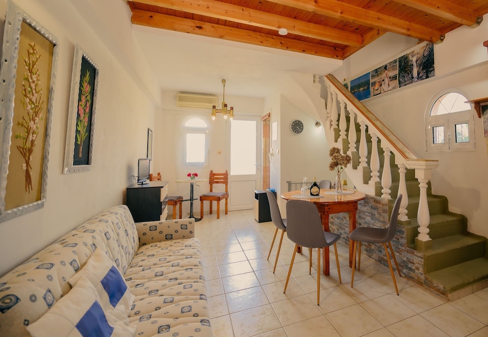 Family House, Multiple Bedrooms, 2 Bathrooms, Mountainside (Yiannis' Maizonette Ancient Olympia) photo 1