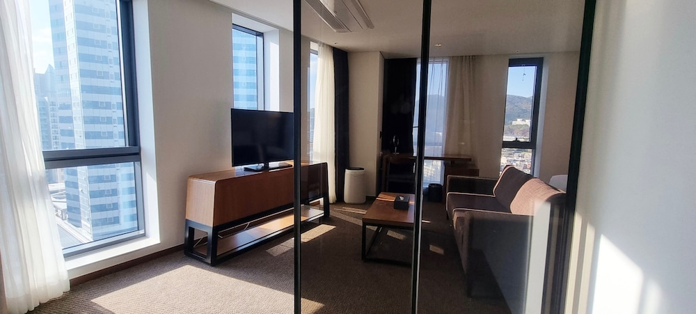 Suite, Multiple Beds, Corner photo 3