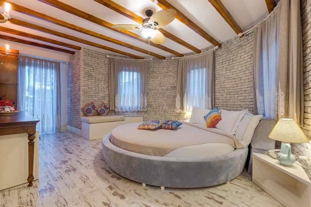 Design Room, Sea View, Corner