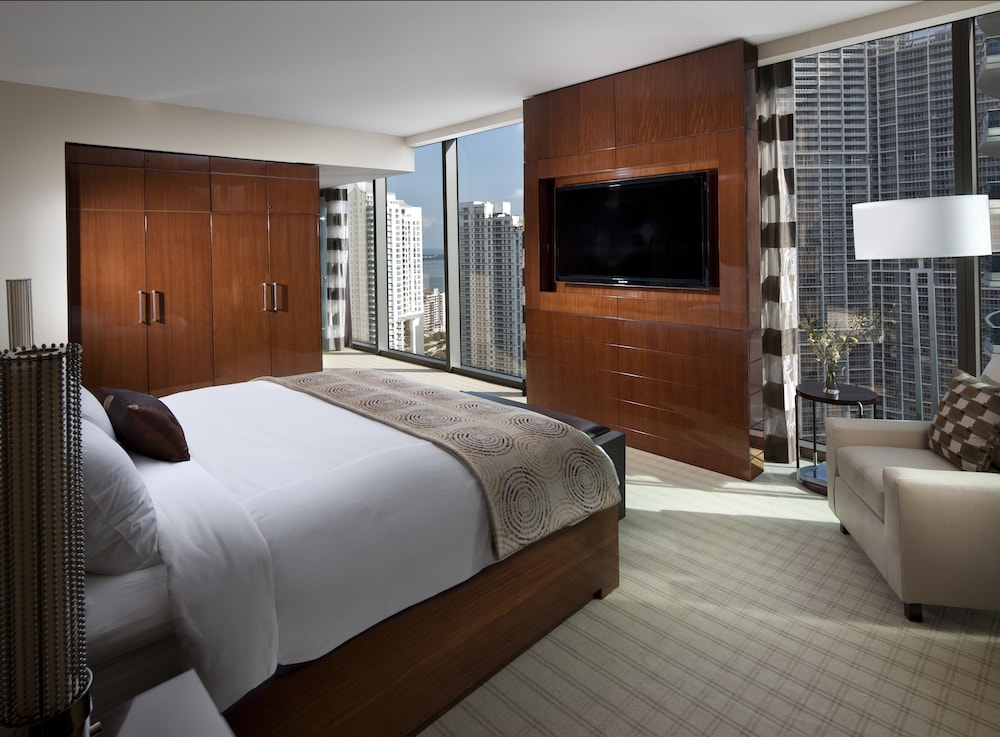 Deluxe Room, 1 King Bed, City View thumbnail 6
