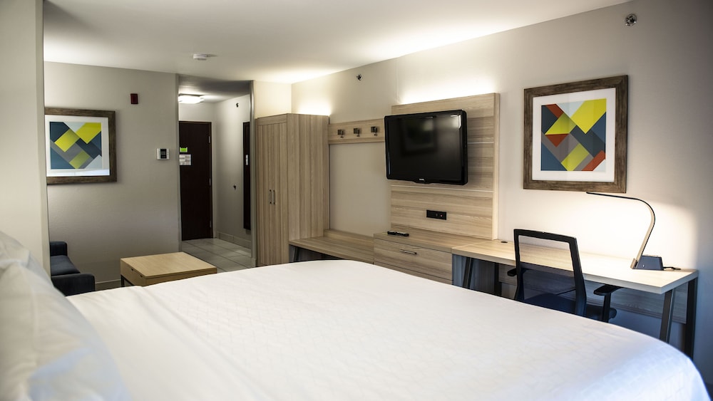 Suite, 1 King Bed, Accessible (Communications Accessible) - Photo 9