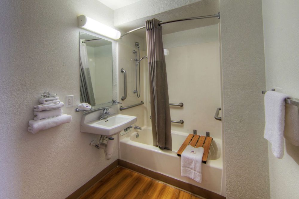 Deluxe Room, 2 Double Beds, Non Smoking, Refrigerator & Microwave photo 3