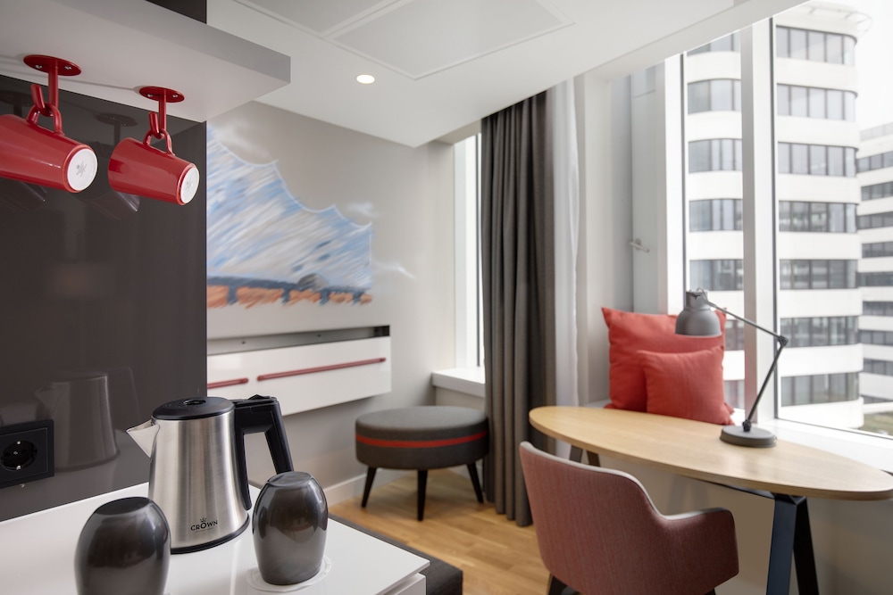 Suite, 1 King Bed with Sofa bed (Skyline View) photo 2