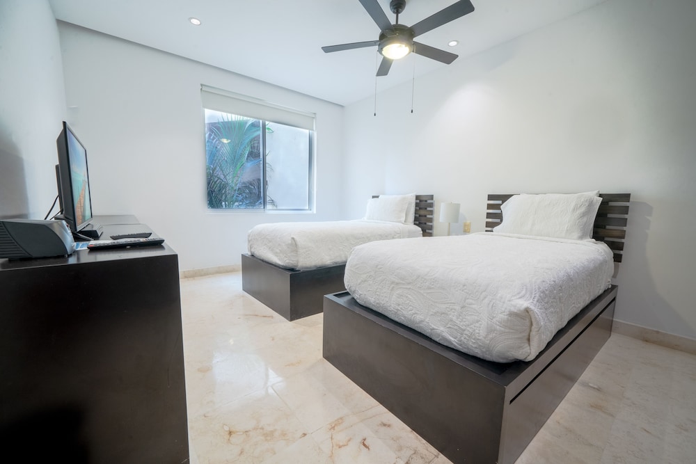 Luxury Condo, 2 Bedrooms, Pool Access, Beachfront