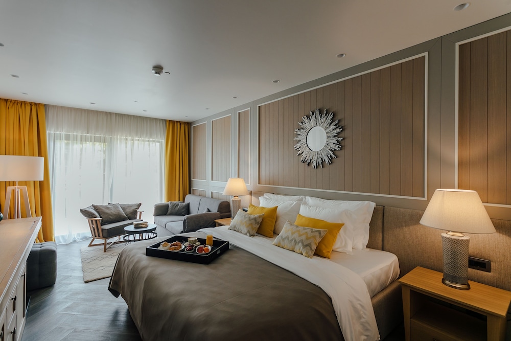 Junior Suite, Balcony, Partial Sea View