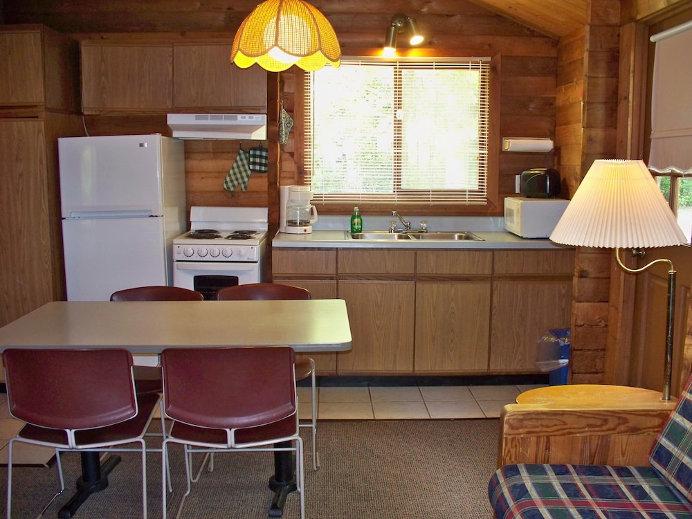 Deluxe Cabin, 1 Bedroom, Kitchenette (Pets OK, Linens not included) photo 2