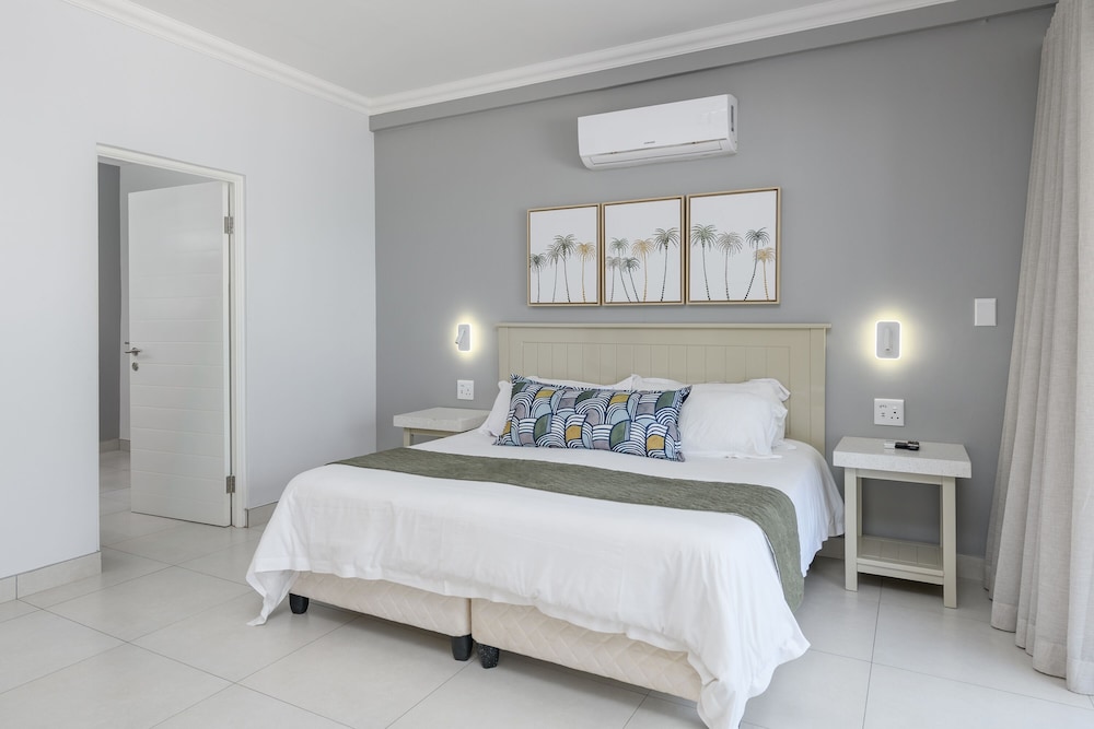 Three Bedroom Duplex Apartment with Patio - Photo 3