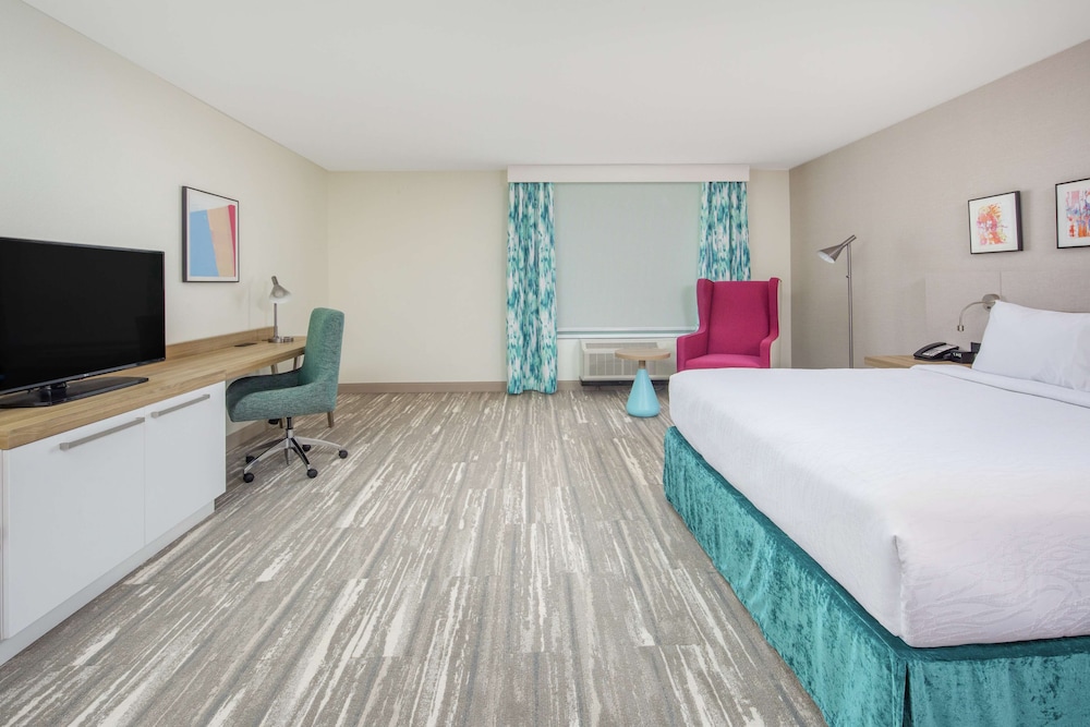 Room, 1 King Bed, Accessible, Bathtub - Photo 2