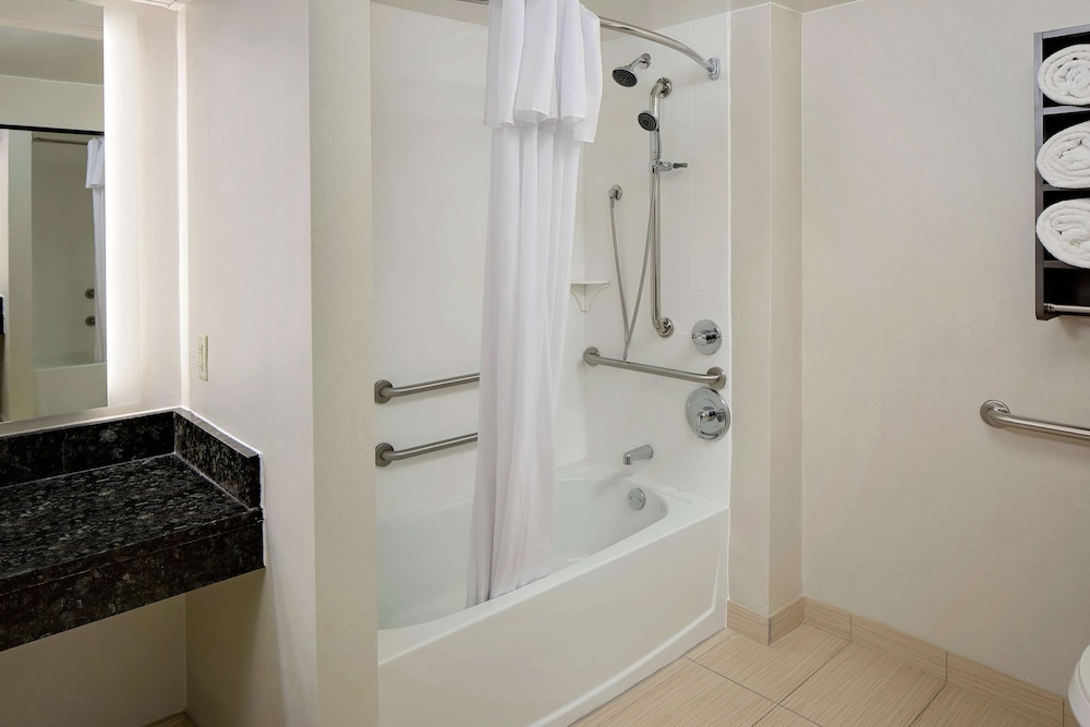 Suite, 2 Double Beds, Accessible, Bathtub - Photo 3