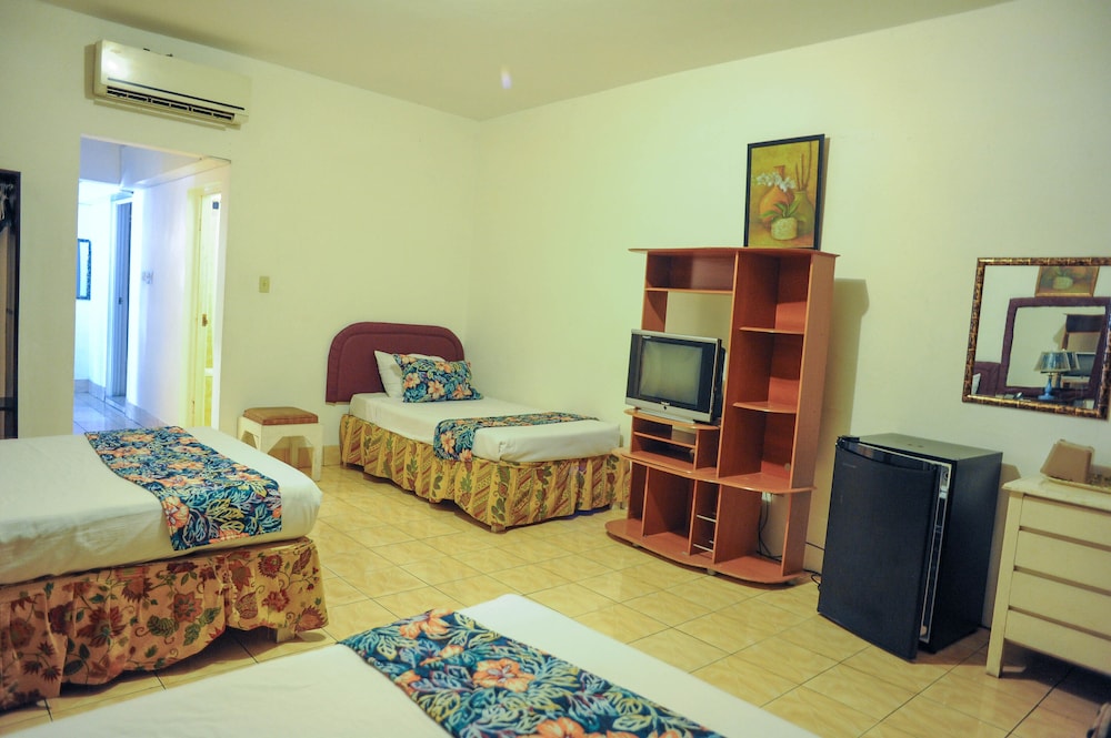 Standard Triple Room, 3 Twin Beds, Patio photo 2