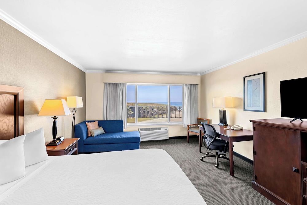 Standard Room, 1 King Bed, Refrigerator, Ocean View
