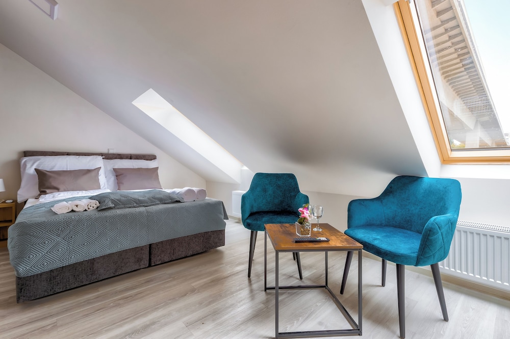City Studio, 1 King Bed