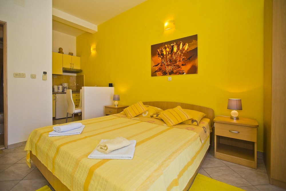 Gallery Studio Suite (The Flame of Yellow Roses)