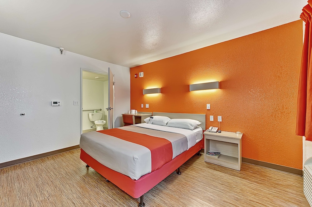 Standard Room, 1 Queen Bed, Accessible, Non Smoking
