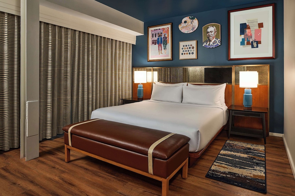 Suite, 1 King Bed, Accessible (Hearing)