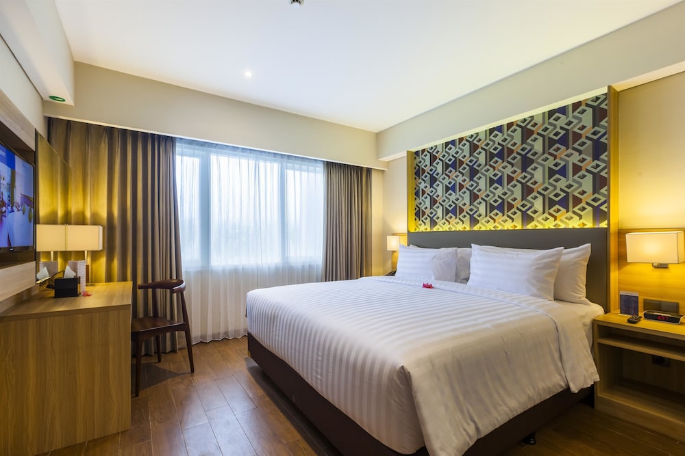 Deluxe Room, 1 Queen Bed, Smoking, Balcony photo 2