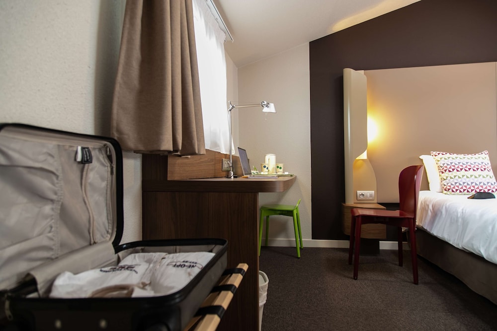 Standard Room, 2 Double Beds - Photo 7