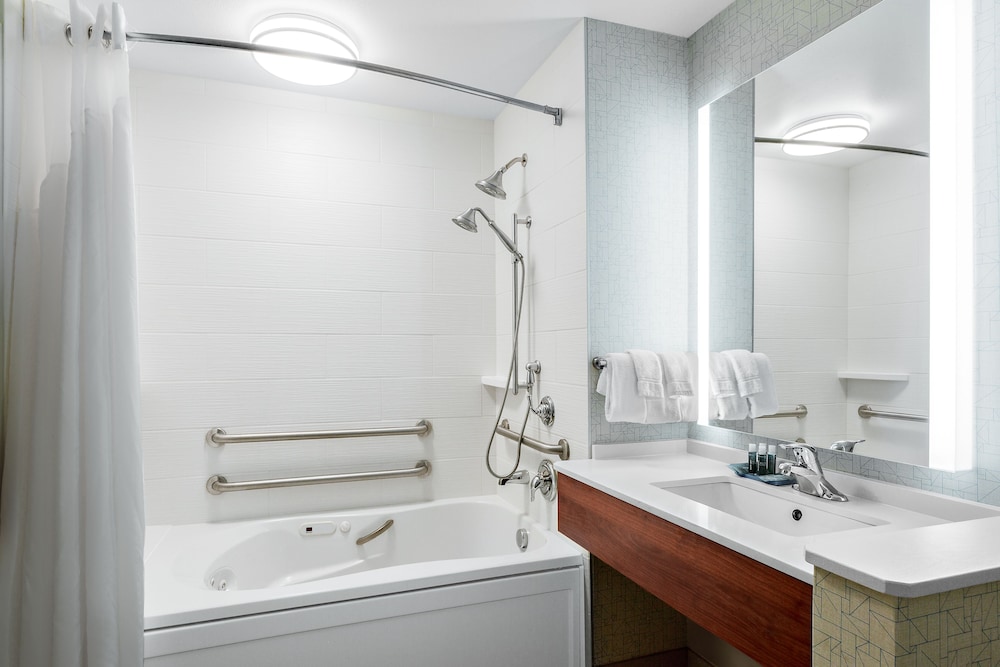 Standard Room, 1 King Bed, Accessible, Jetted Tub (Mobility, Bathtub) - Photo 1
