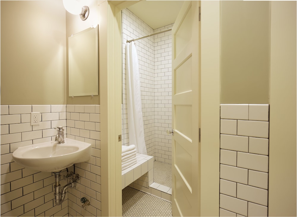 Standard Room, 1 Queen Bed, Shared Bathroom photo 2